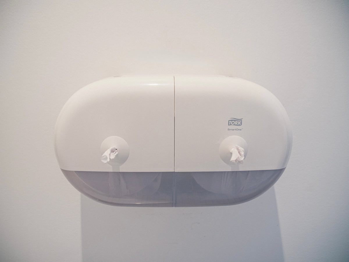 DISTRIBUTEUR DE PAPIER TOILETTE À DÉVIDAGE CENTRAL TORK SMARTONE® MINI DOUBLE T9 BLANC