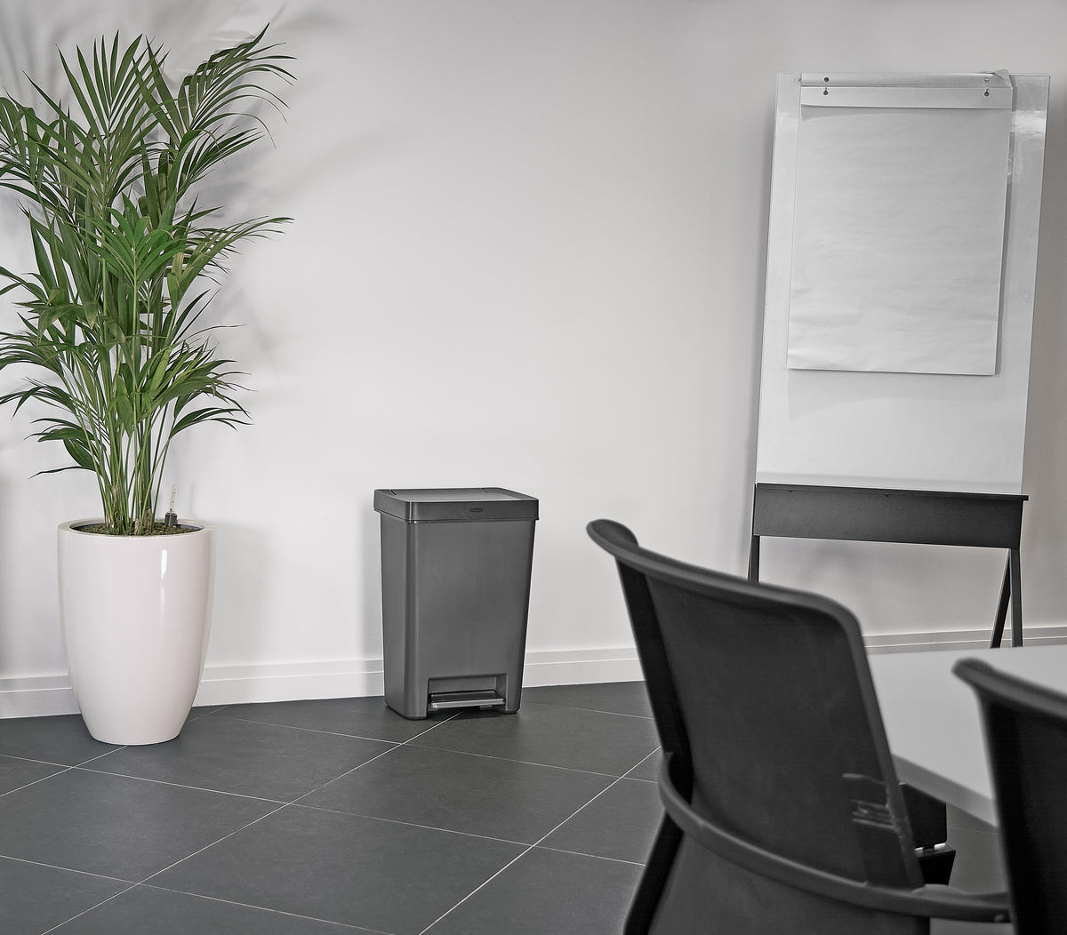 POUBELLE 46L CHARBON À PÉDALE INOX RUBBERMAID