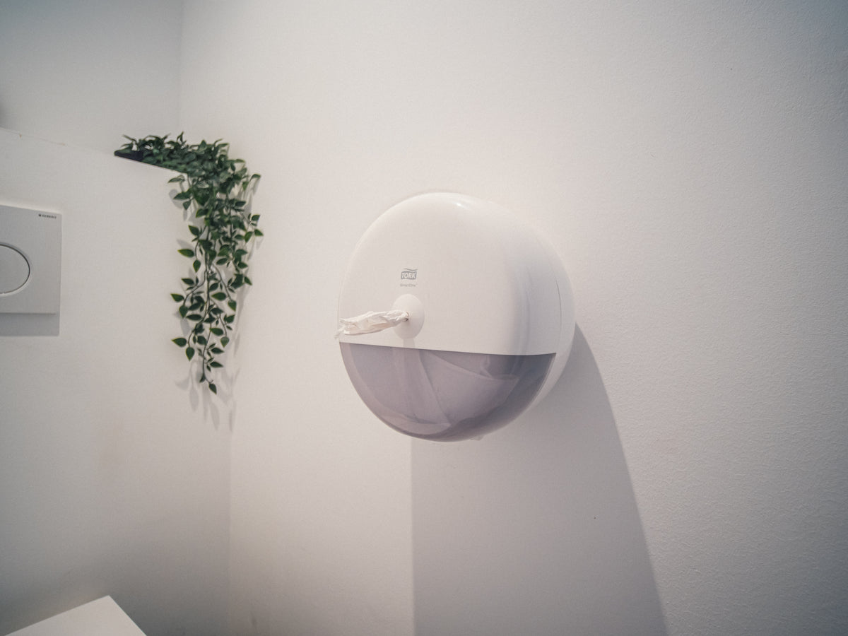 DISTRIBUTEUR DE PAPIER TOILETTE À DÉVIDAGE CENTRAL TORK SMARTONE® T8 BLANC