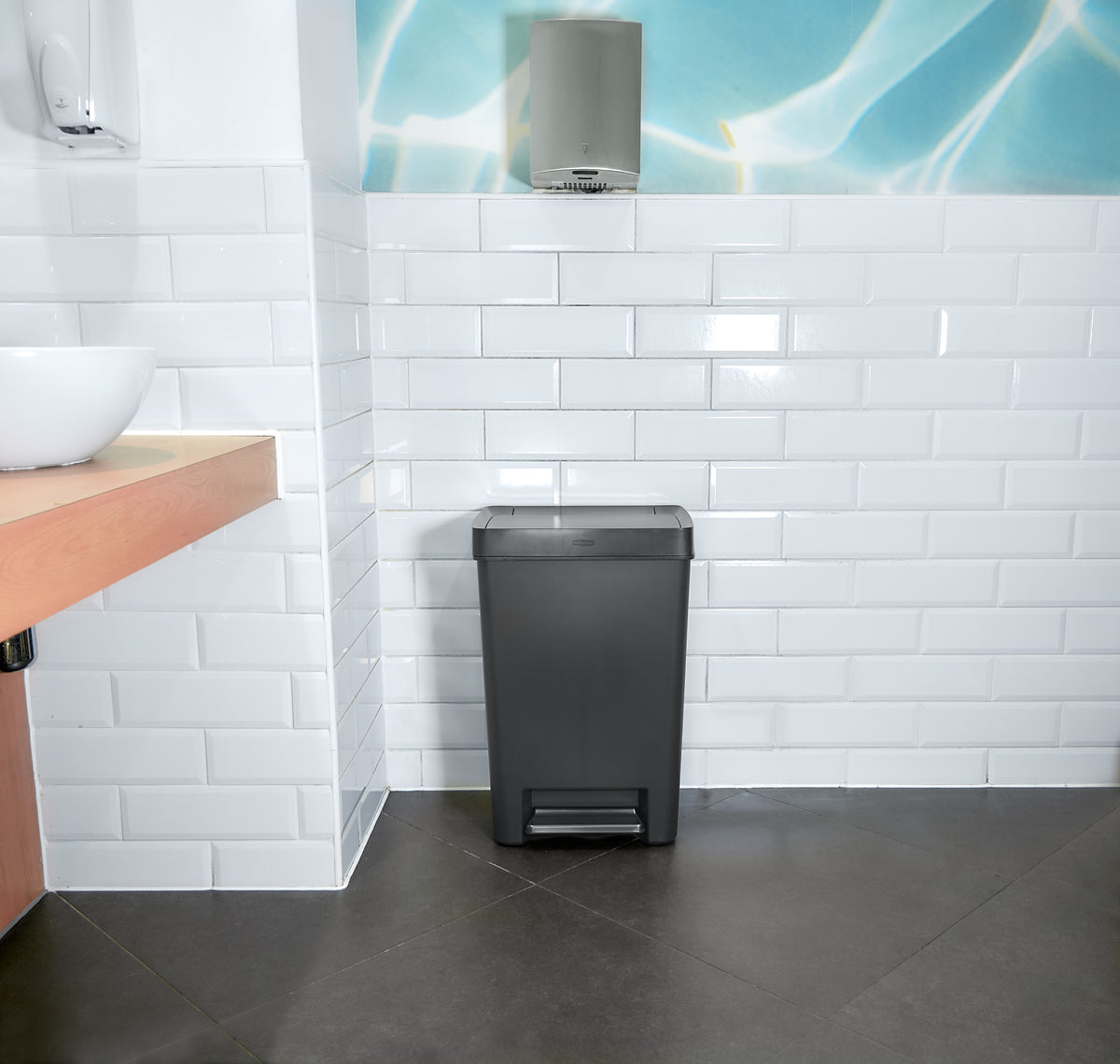 POUBELLE 46L CHARBON À PÉDALE INOX RUBBERMAID